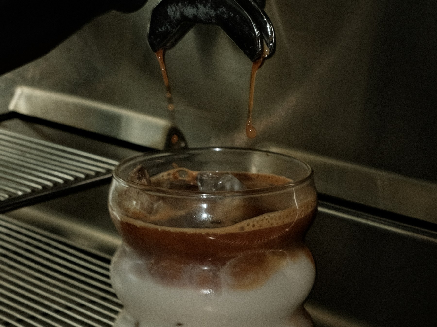 Espresso läuft frisch in die Tasse