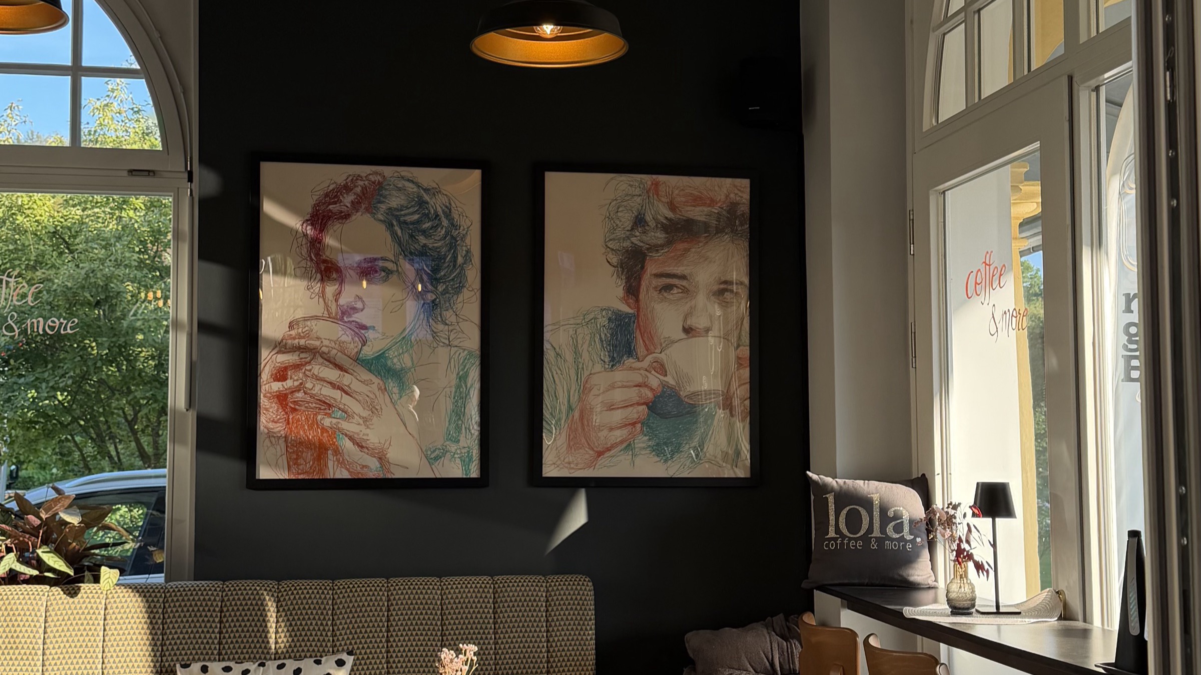 Lounge-Bereich der Lola mit Sitzecke und Kunst an der Wand