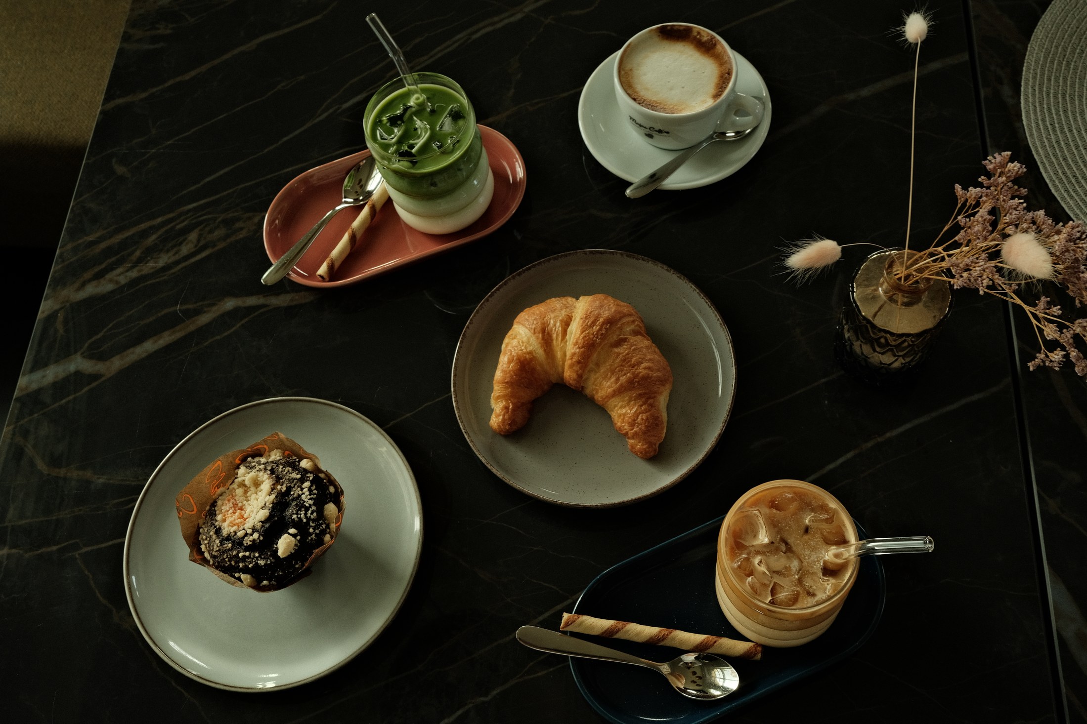 Croissants und Getränke in der Lola
