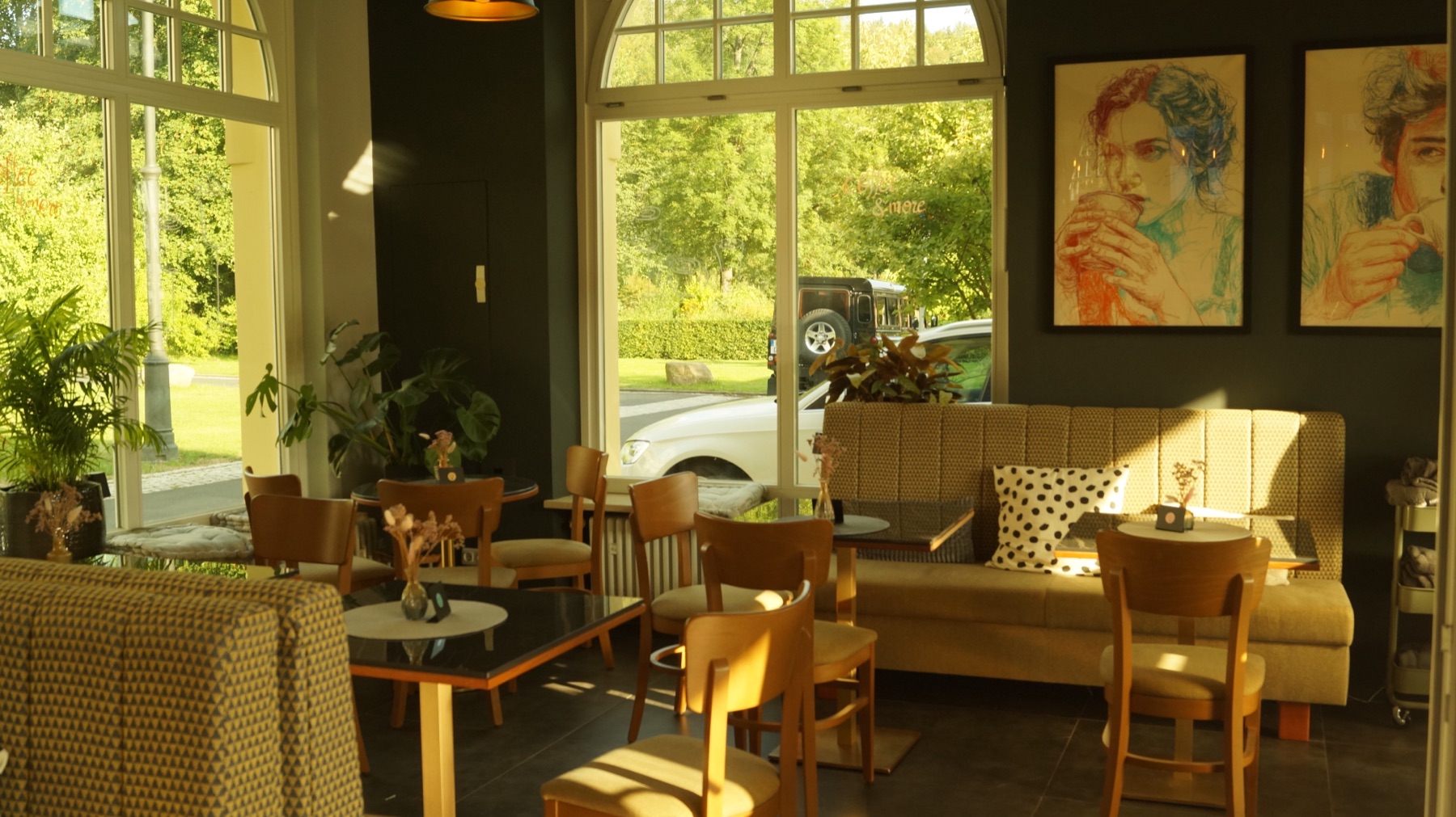Lounge-Bereich der Lola mit Kunst an der Wand