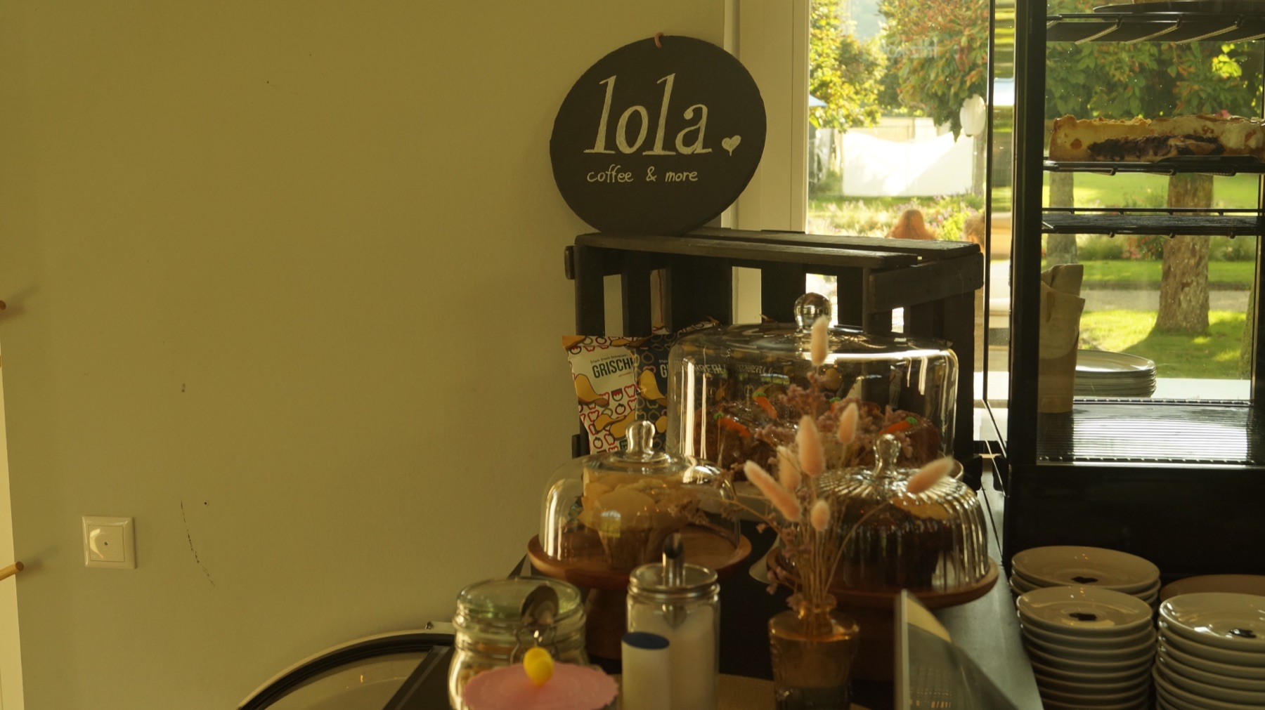 Lola Theke mit Kuchenauswahl